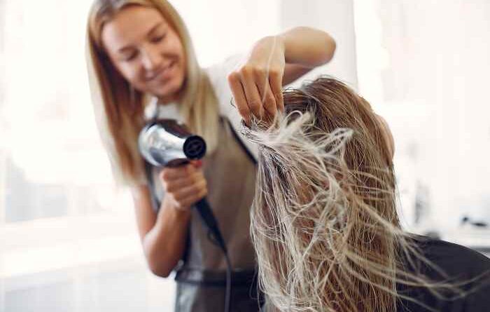 mulher-usando-secador-de-cabelo
